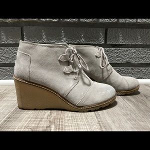 TOMS women’s suede ankle bootie wedge light grey size 7.5